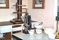 /album/fotogalerie-ceske-farmaceuticke-muzeum-hospital-kuks/sesta-mistnost-lekarna-druhe-poloviny-20-stoleti-jpg/